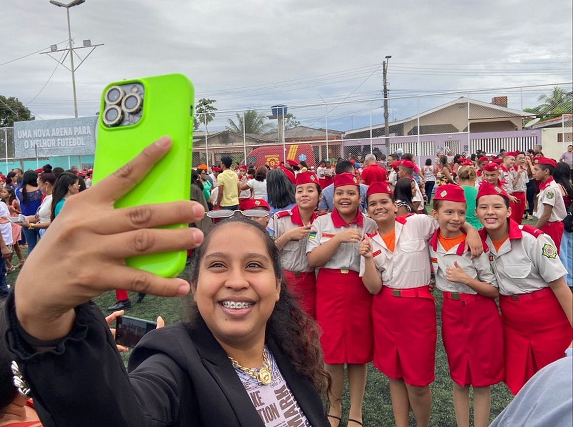 Ao lado do pai, estudante Bianca Souza celebra primeira cerimônia militar.