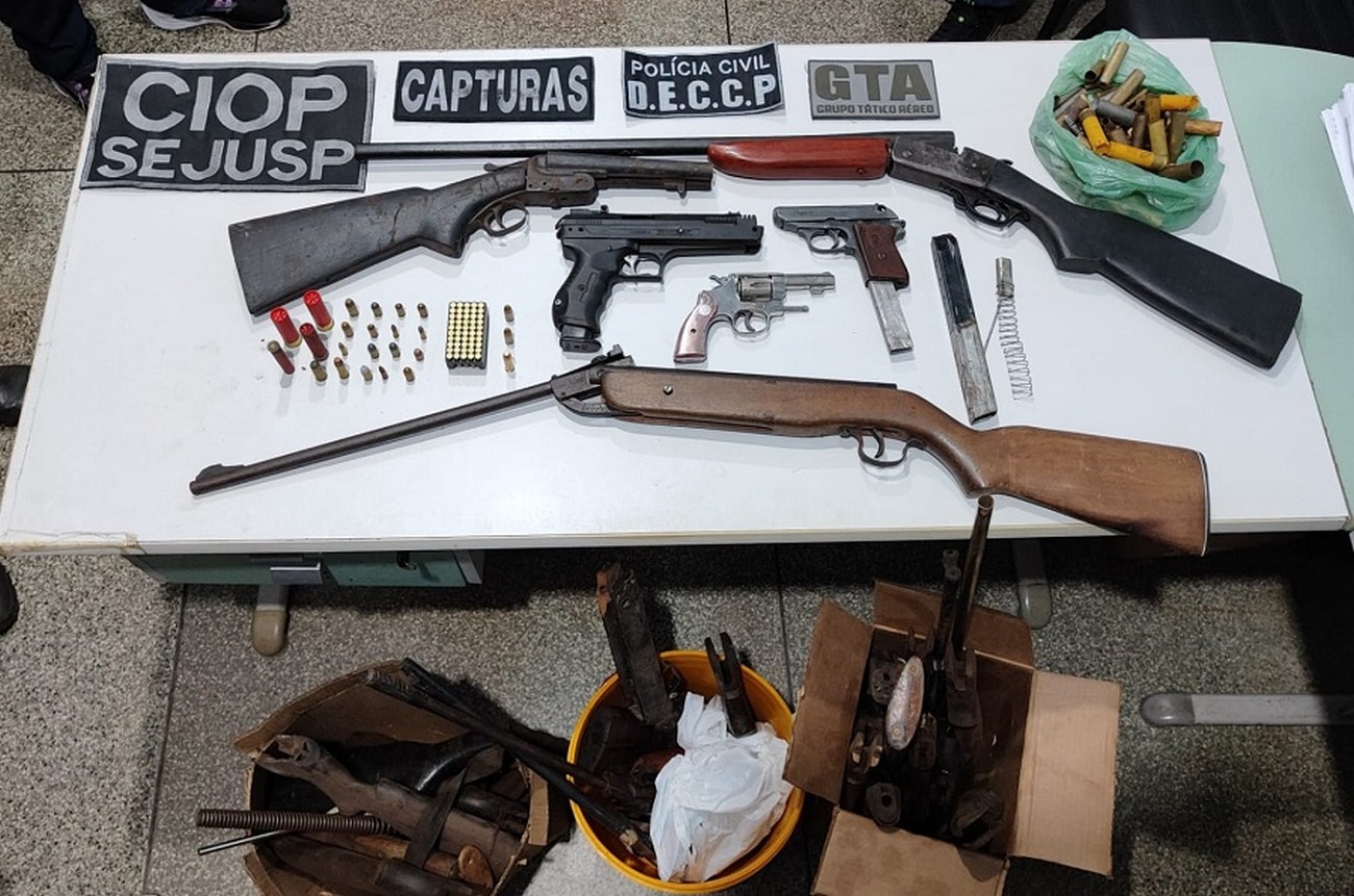 Armas e munições de vários calibres foram apreendidas na ocorrência