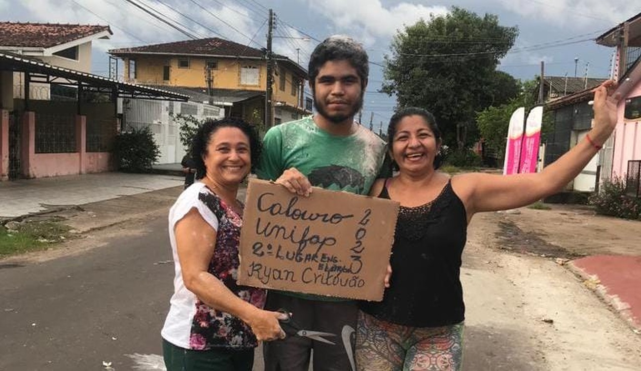 O estudante Ryan Pantoja, da Escola Alexandre Vaz Tavares, comemorou a aprovação com a mãe (à dir.) e amigos