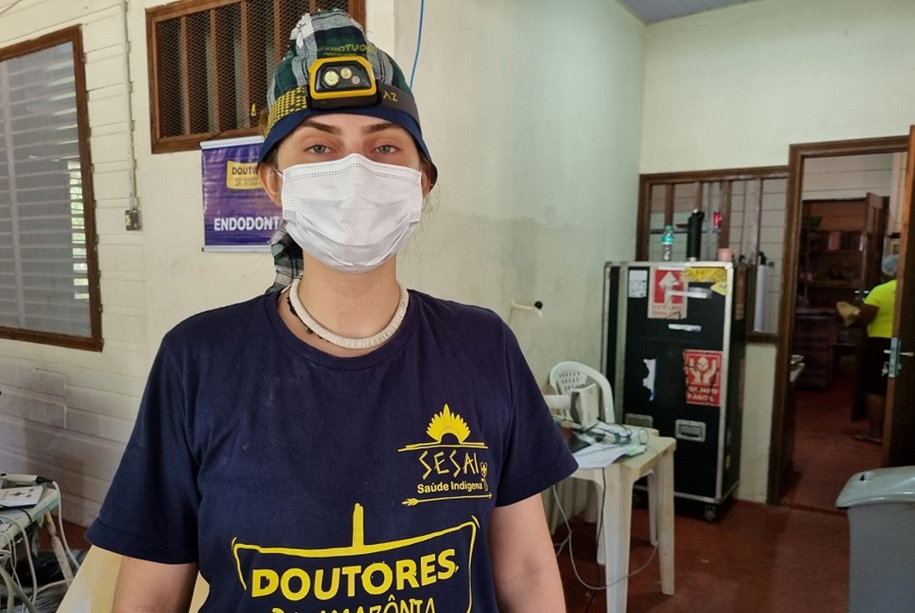 Clara oferece aos indígenas o tratamento na especialidade de endodontia, que trata lesões na polpa e raiz dos dentes