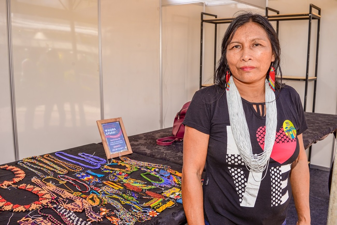 A indígena Arawajé Wayana, de 45 anos, trabalha com os produtos artesanais desde jovem
