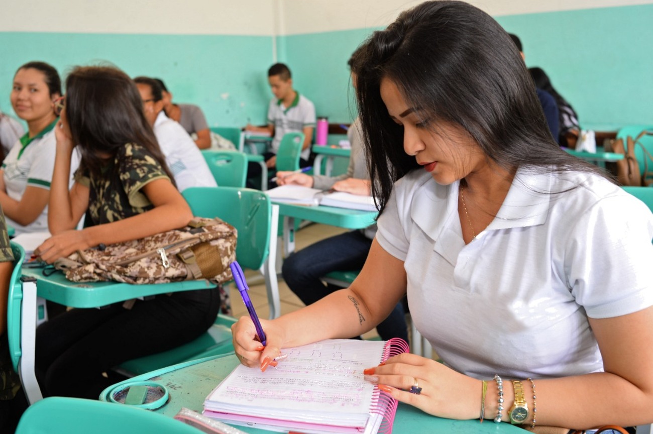 O participante que tirou nota mínima de 100 pontos em cada prova objetiva e o mínimo de 5 pontos na redação tem direito ao diploma do ensino fundamental ou médio.