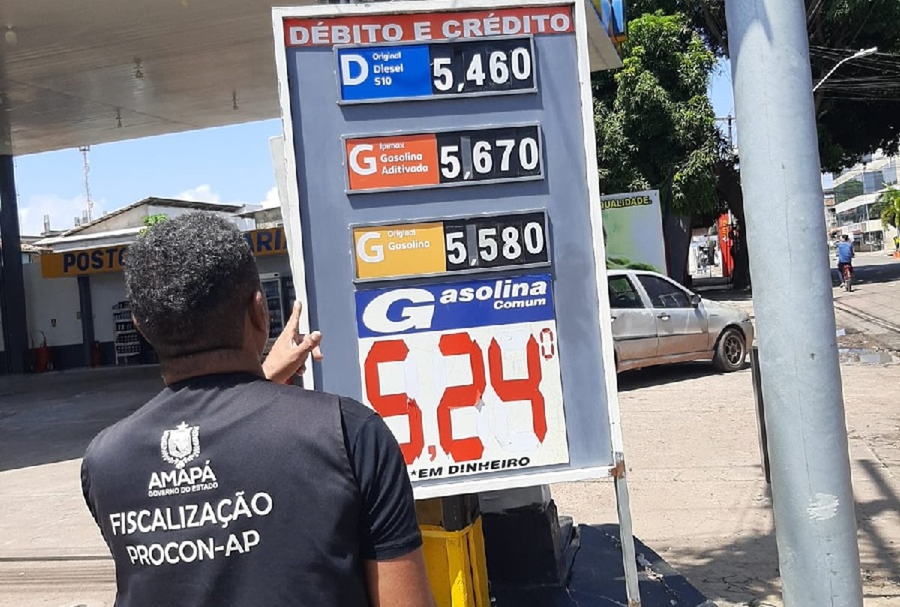 Ainda na segunda-feira, 31, o Procon notificou distribuidoras e postos