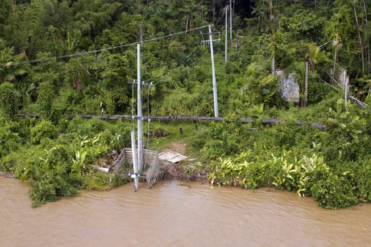 Centenas de postes estão sendo instalados para restabelecer energia no Bailique