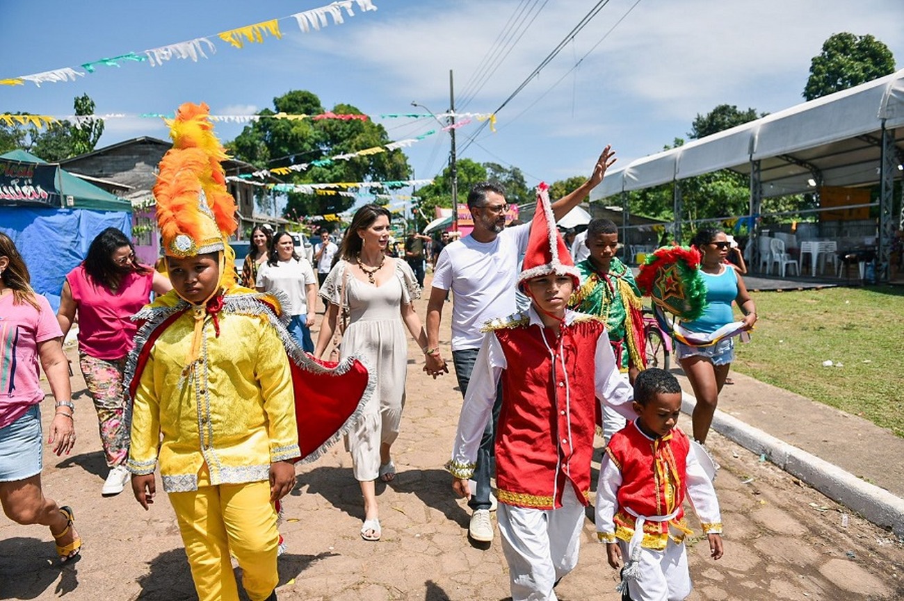 Pelas ruas da vila, o clima é de fé e de celebração