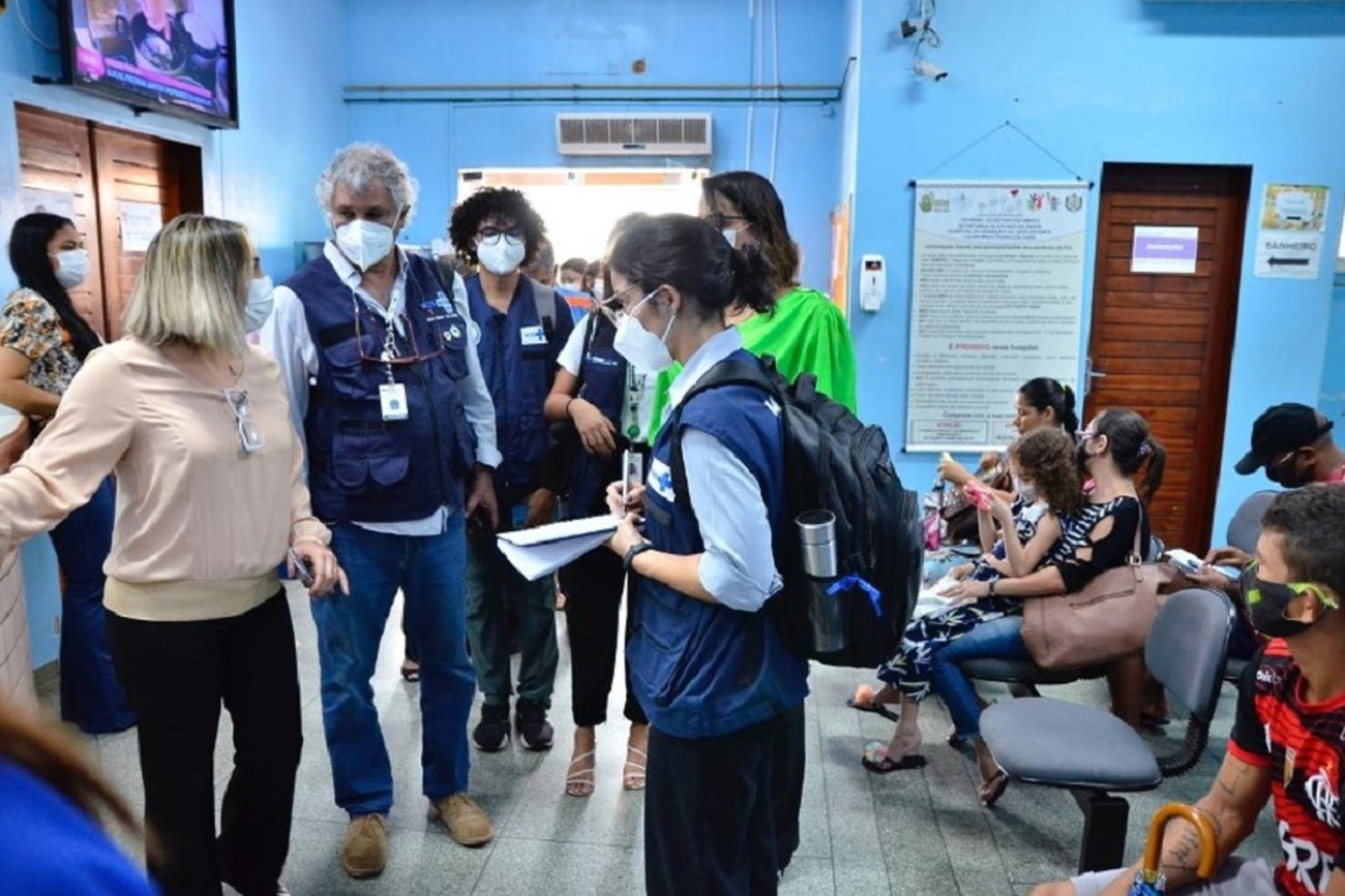 Técnicos do Ministério da Saúde durante analise da situação no Pronto Atendimento Infantil (PAI)