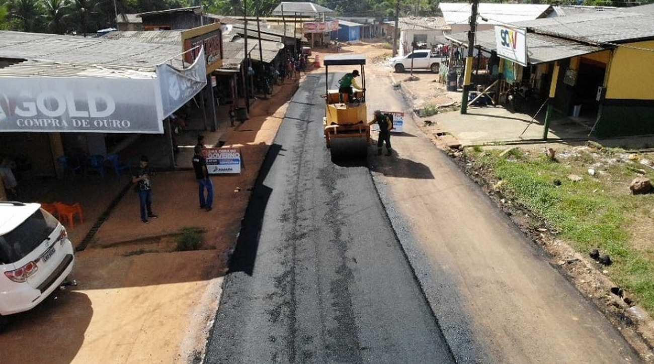 Antes do asfalto, a via passou pela etapa de terraplanagem e ainda receberá calçamento e sinalização