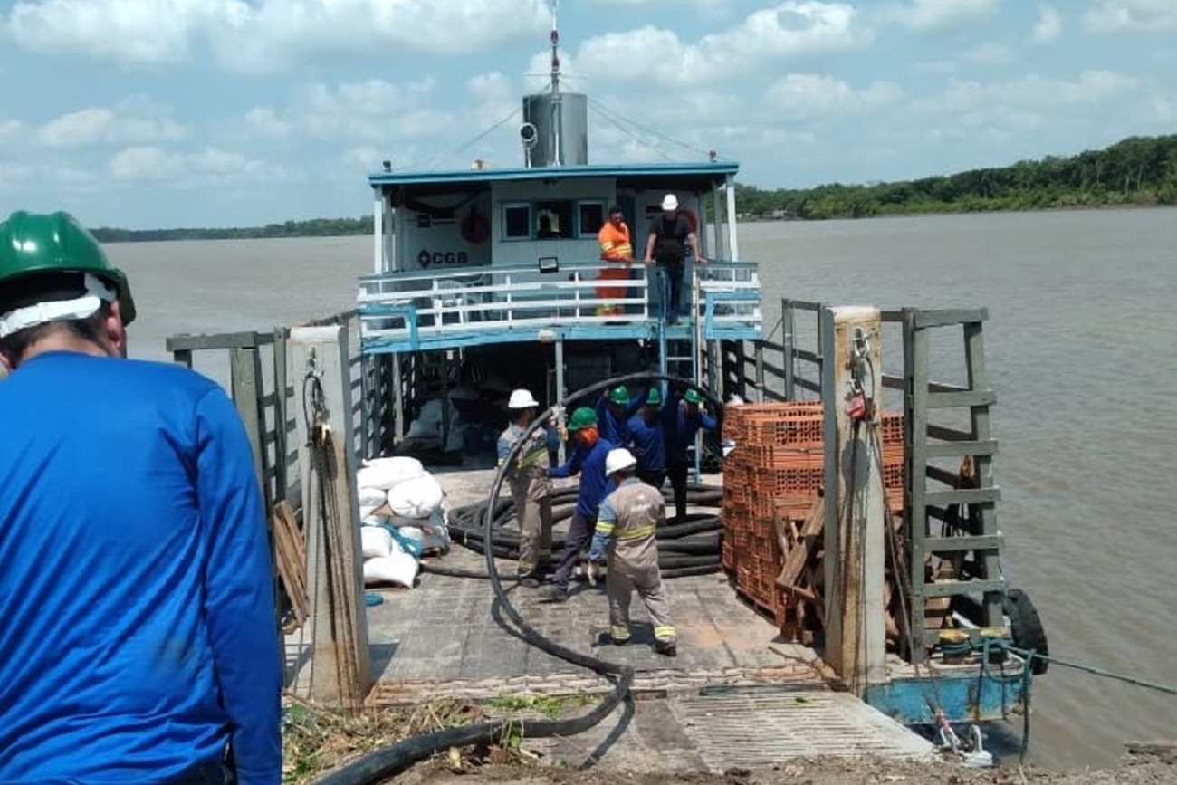 As mais de três toneladas de materiais foram levados para a região através de uma balsa