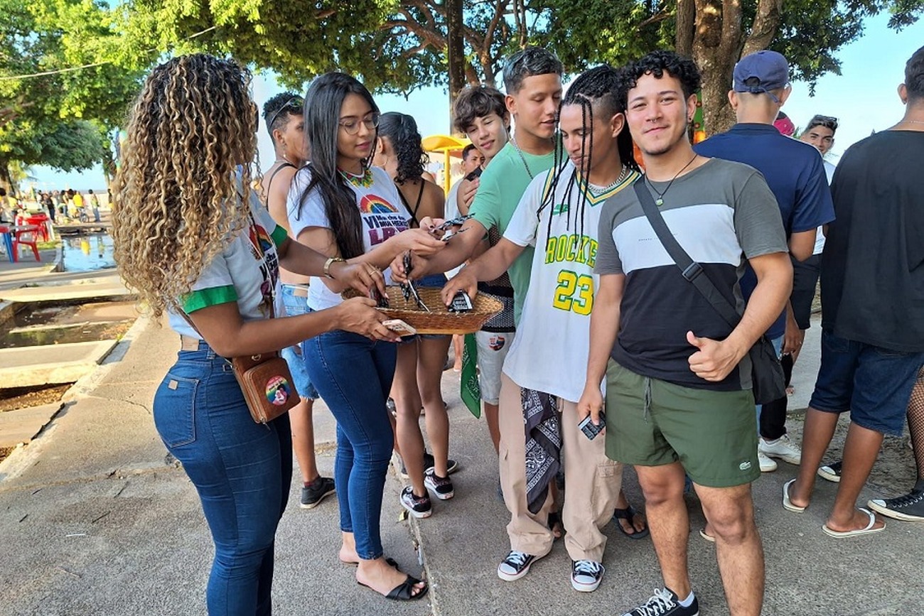 Servidoras da SVS orientam jovens sobre prevenção