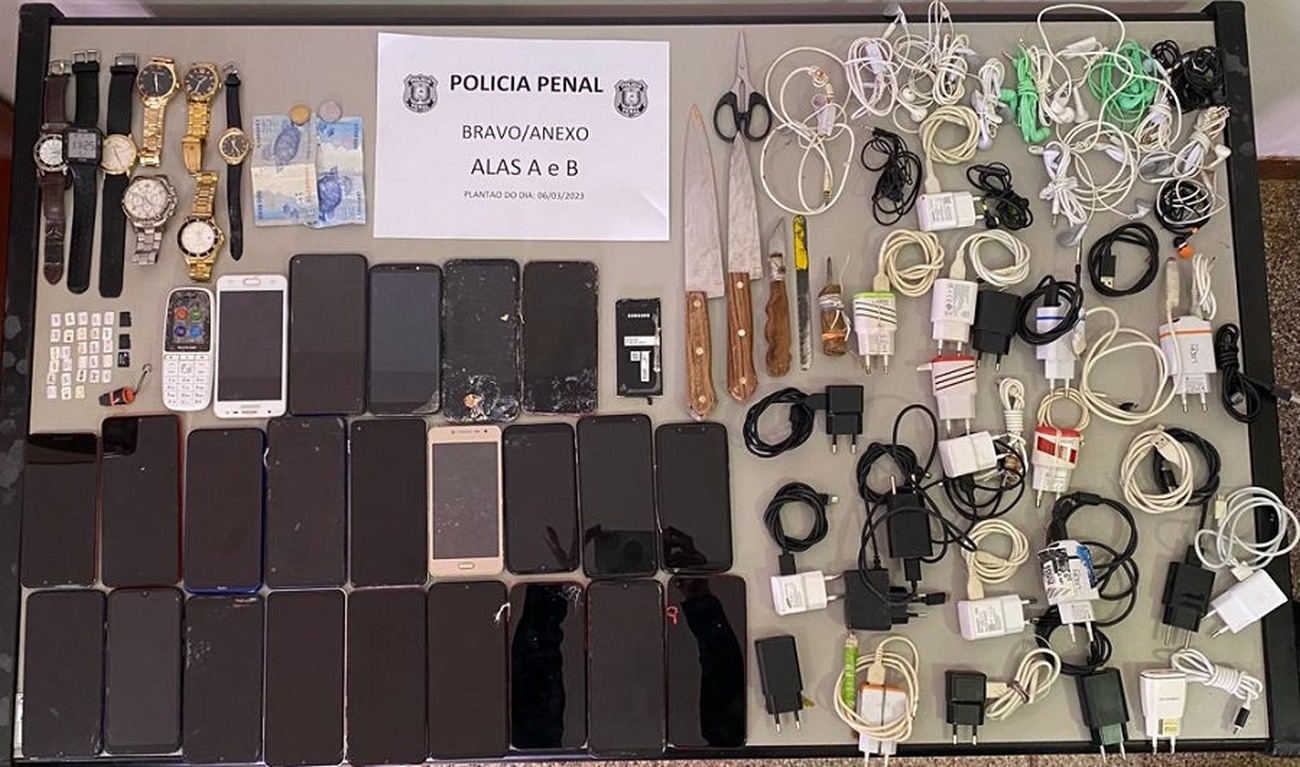 Entre as apreensões celulares e relógios.