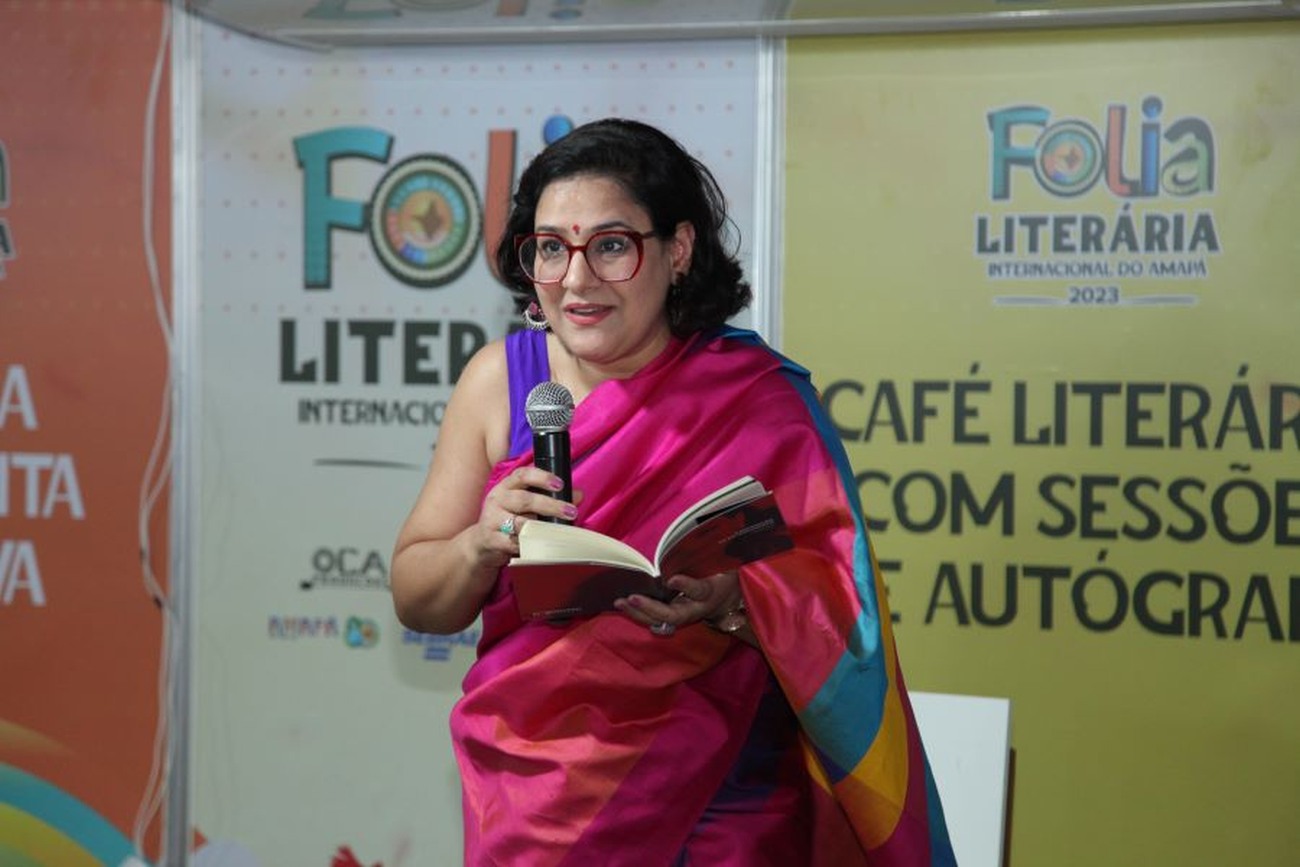 Além de publicar poesias autorais, a escritora traduz poesias tibetanas para outras línguas