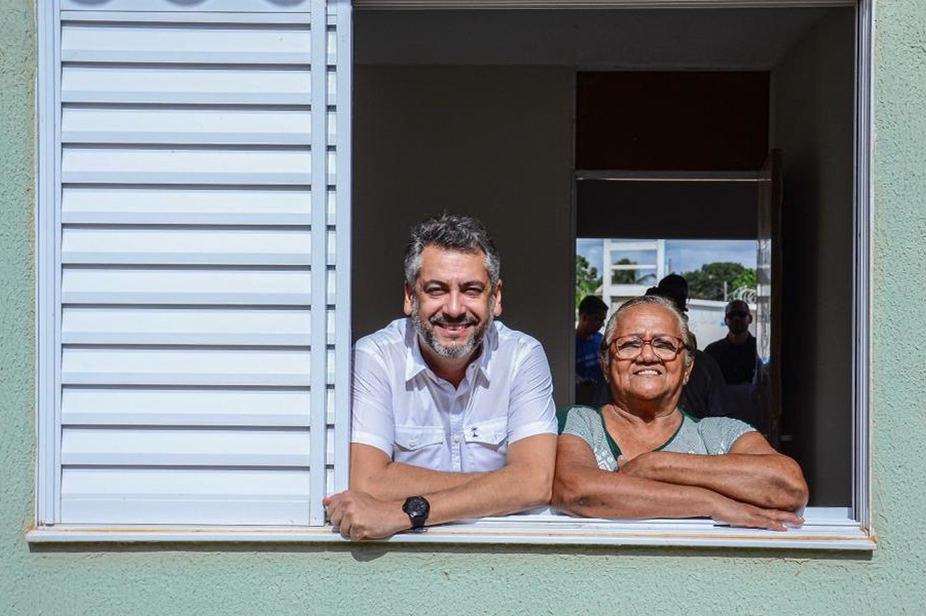 Governador e futura moradora Maria Silva avaliam a estrutura do apartamento