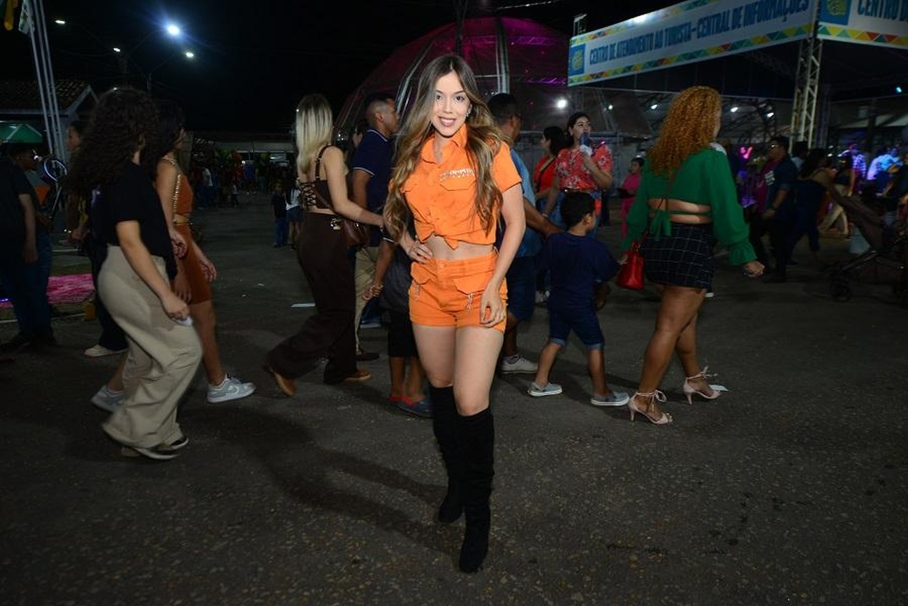 Karol Monteiro investiu em conjunto e botas para passear na feira