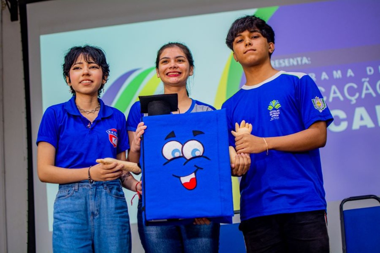 Os alunos finalistas do 5º Concurso de Redação da Sefaz receberam smartphones como prêmios