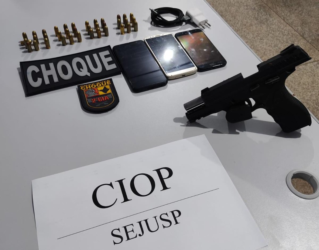 Foi apreendida com o suspeito uma arma de fogo, usada para fazer reféns na tentativa de fuga