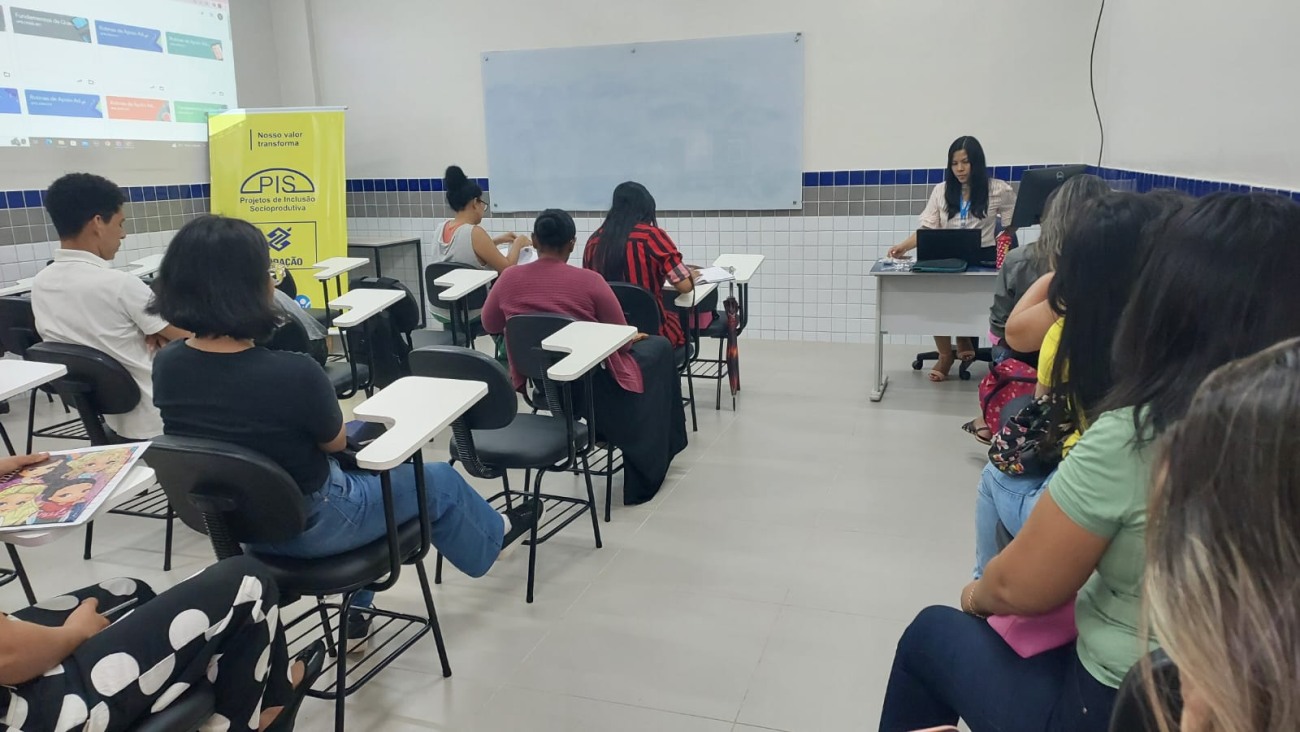 Curso de assistente administrativo é realizado em parceria com o Senai