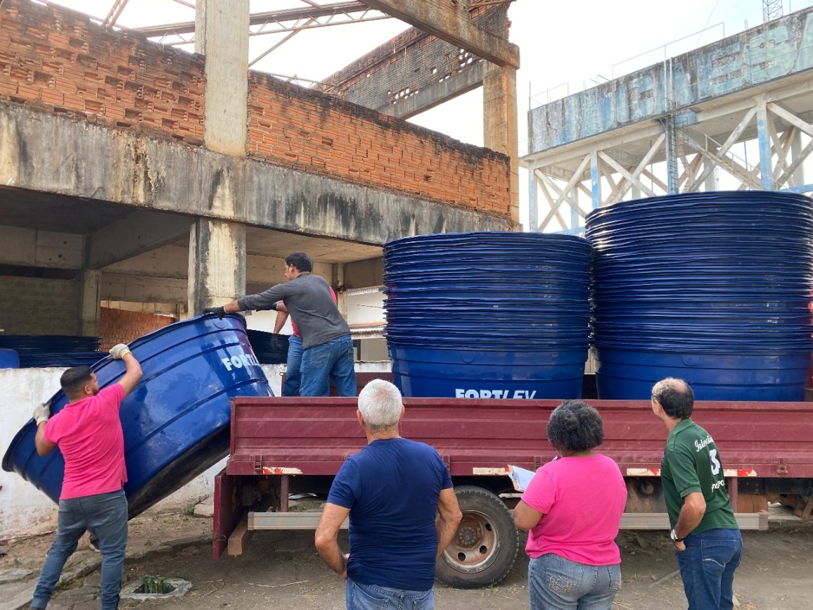 Equipe da Caesa durante embarque das caixas d’água para envio aos municípios