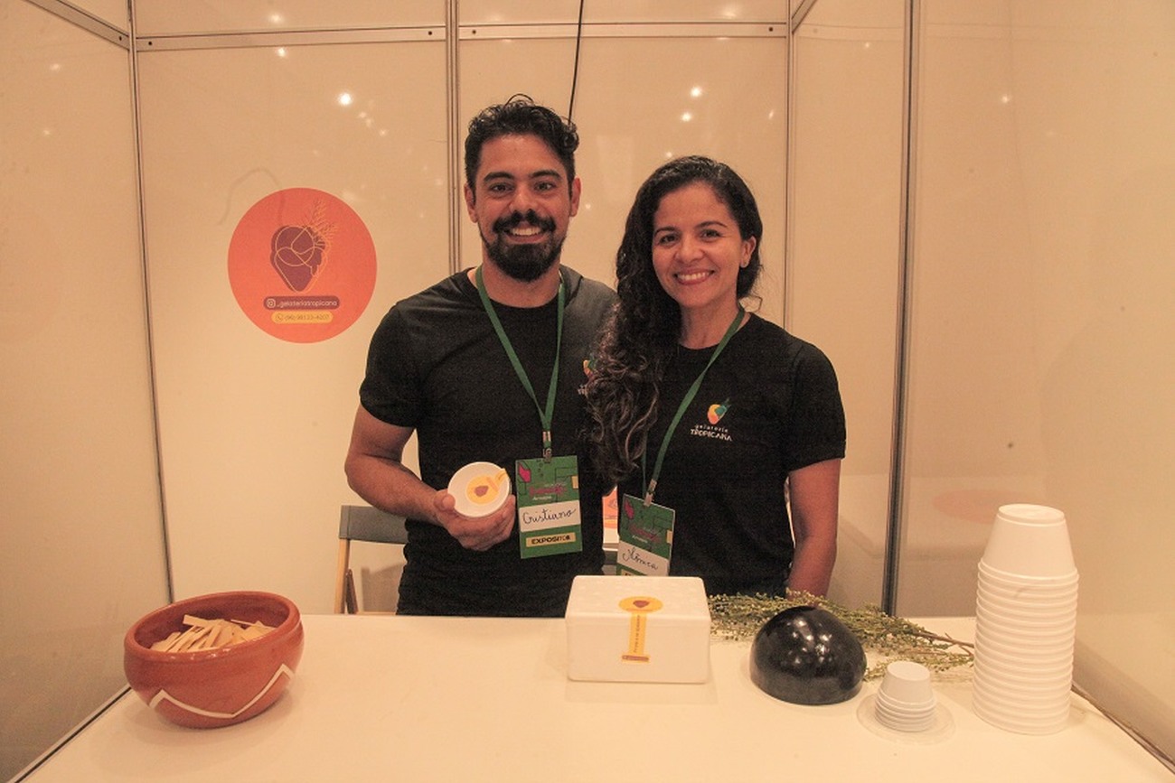 Casal apresenta a variedade de sabores de sorvetes da Tropicana Gelateria
