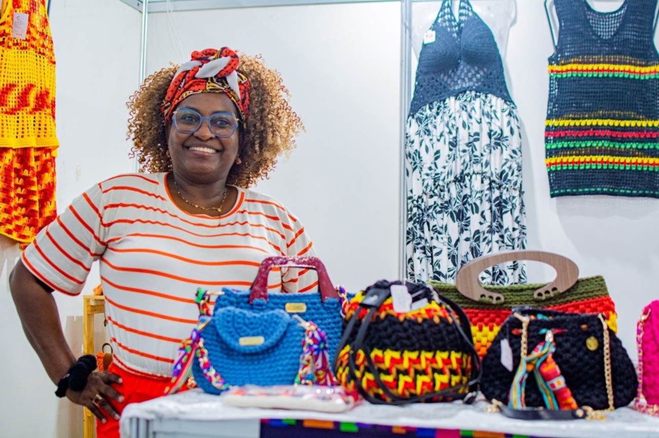 Rita de Cássia comercializa bolsas, roupas, sapatos e acessórios de crochê