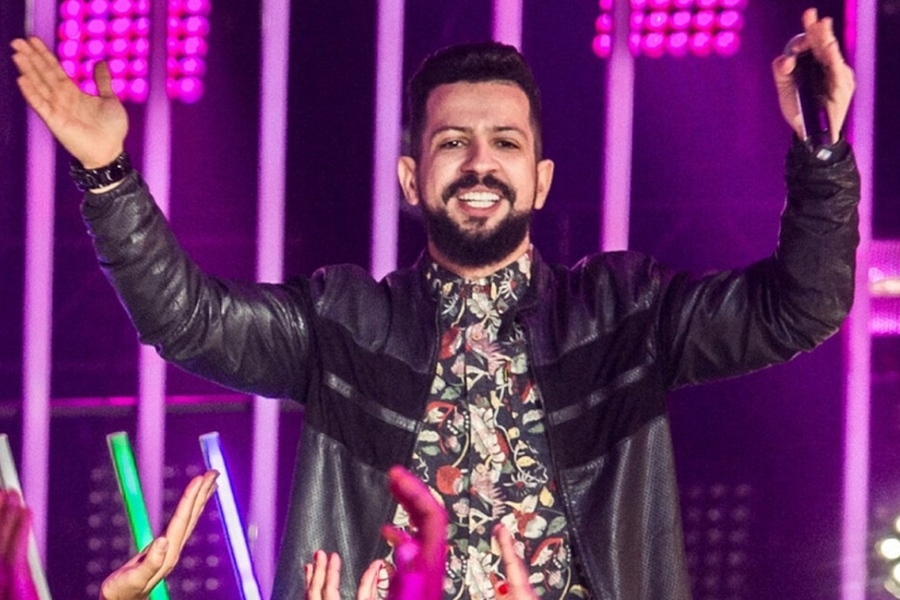 Com mais de 25 anos de carreira, Dennis tem diversas colaborações com artistas do cenário nacional e internacional