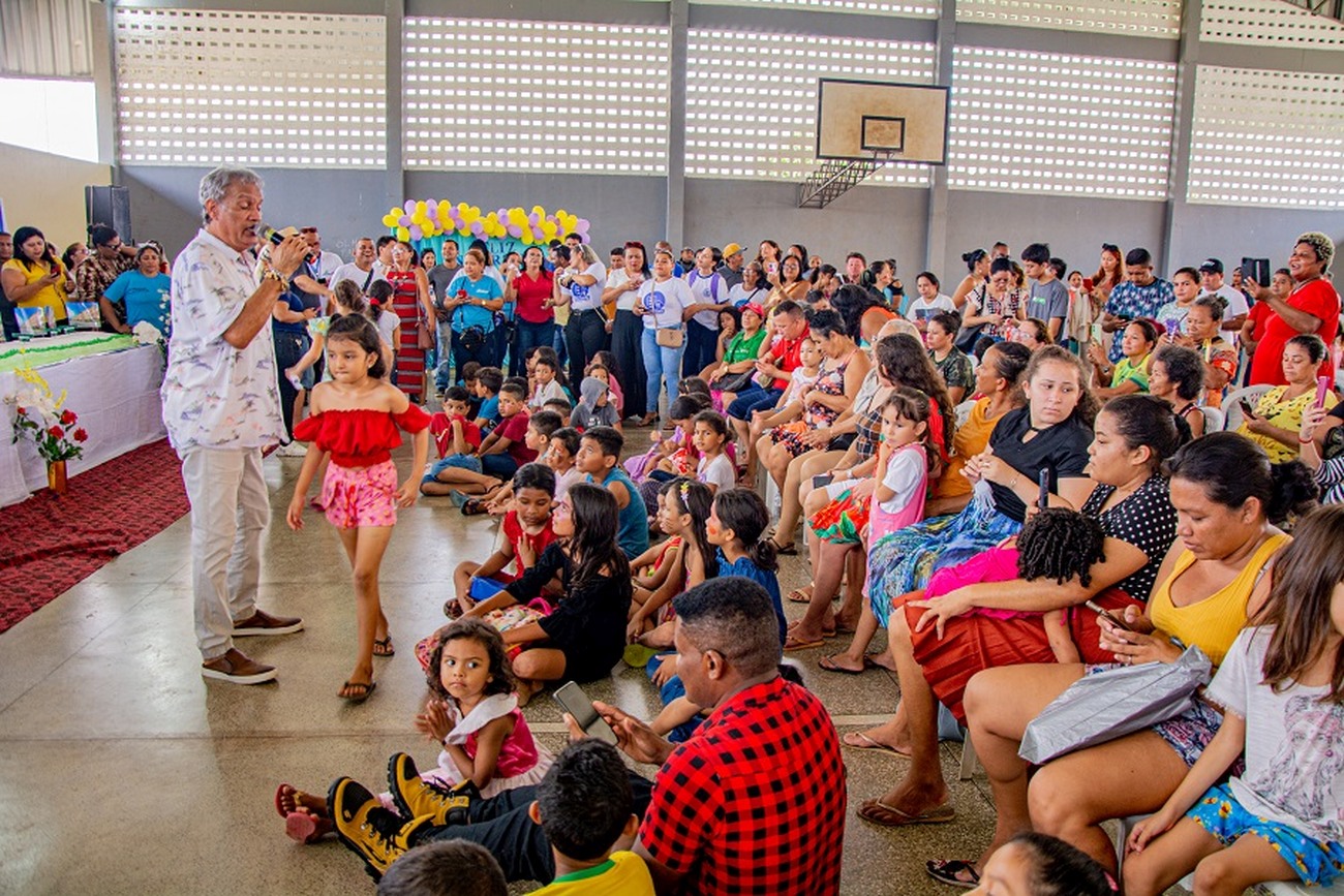 Foram oferecidos vários serviços sociais e de saúde, além do show do cantor Mauro Cotta