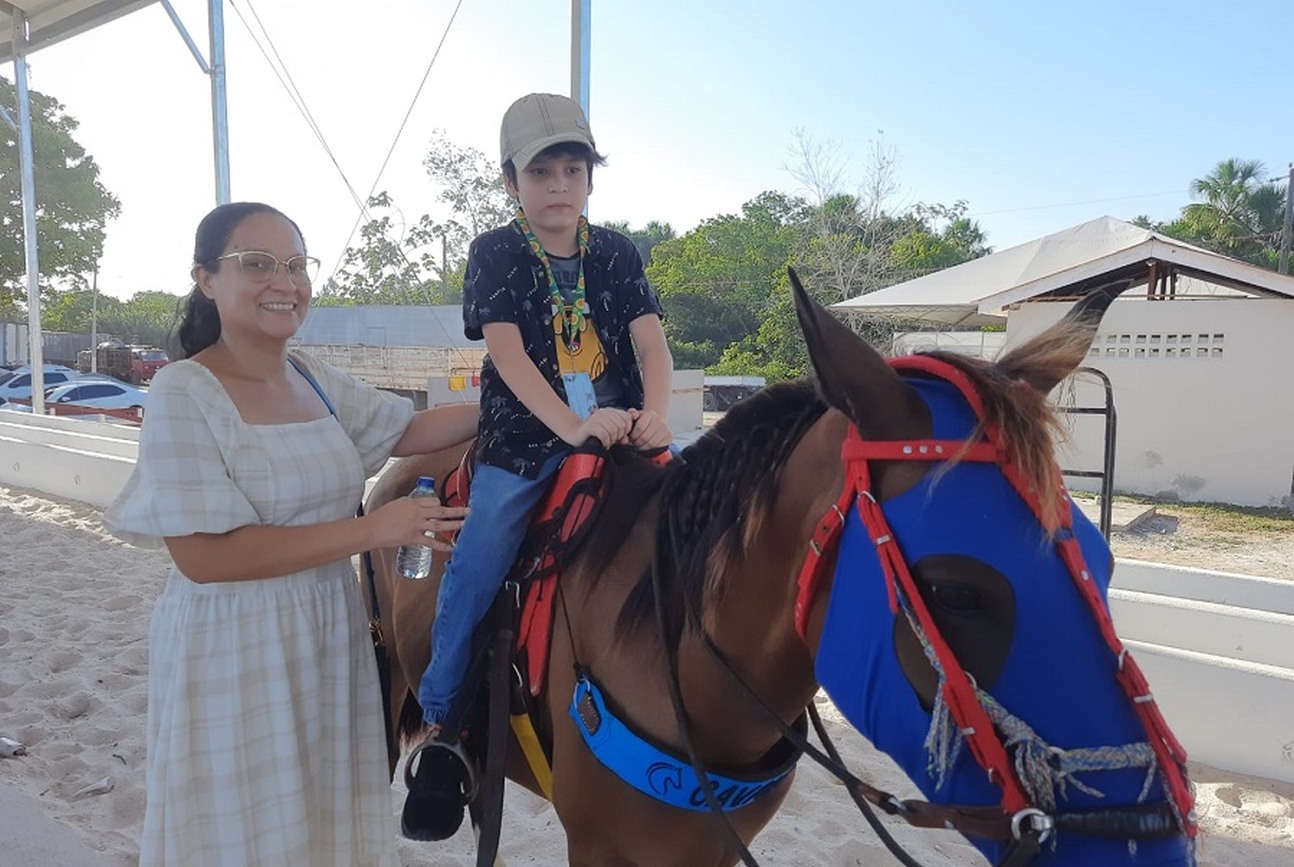 A professora Carine Santos leva seu filho Bruno, de 9 anos, para experimentar a terapia