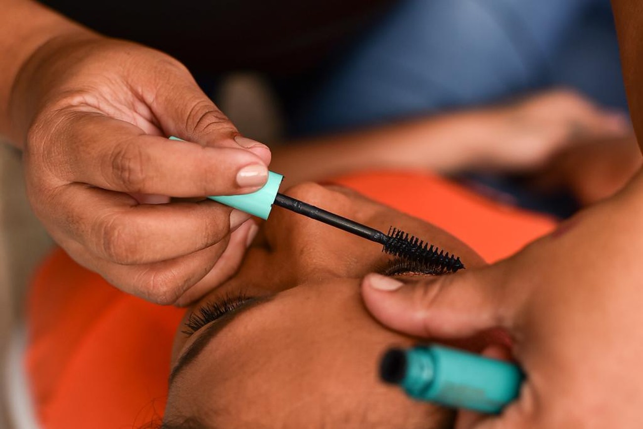 Mulheres receberam sessão de maquiagem