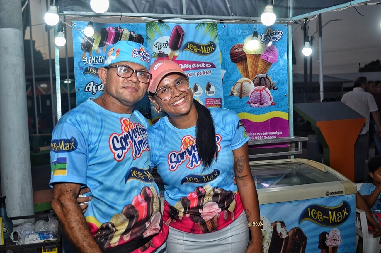 Ana Clara trabalha com o pai, Robson Souza, no ramo de sorvetes e picolés