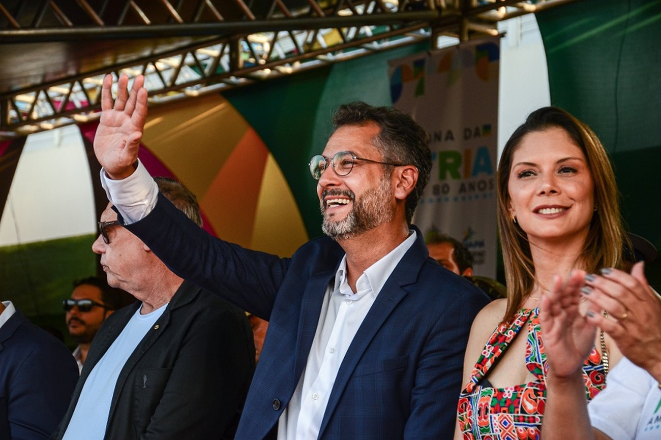 Governador Clécio Luís, acompanhado da primeira-dama, Priscilla Flores, durante o desfile cívico estudantil