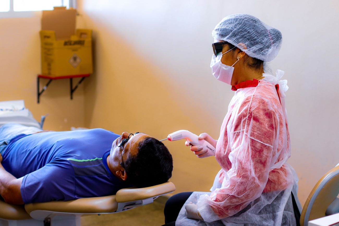 Laserterapia é um dos procedimentos para amenizar a dor orofacial