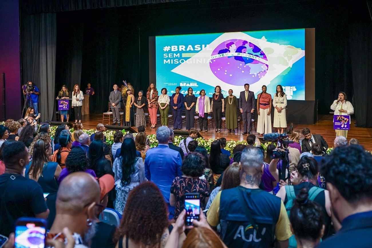Durante a cerimônia, mais de 100 representantes de instituições e entidades assinaram termos de adesão à campanha