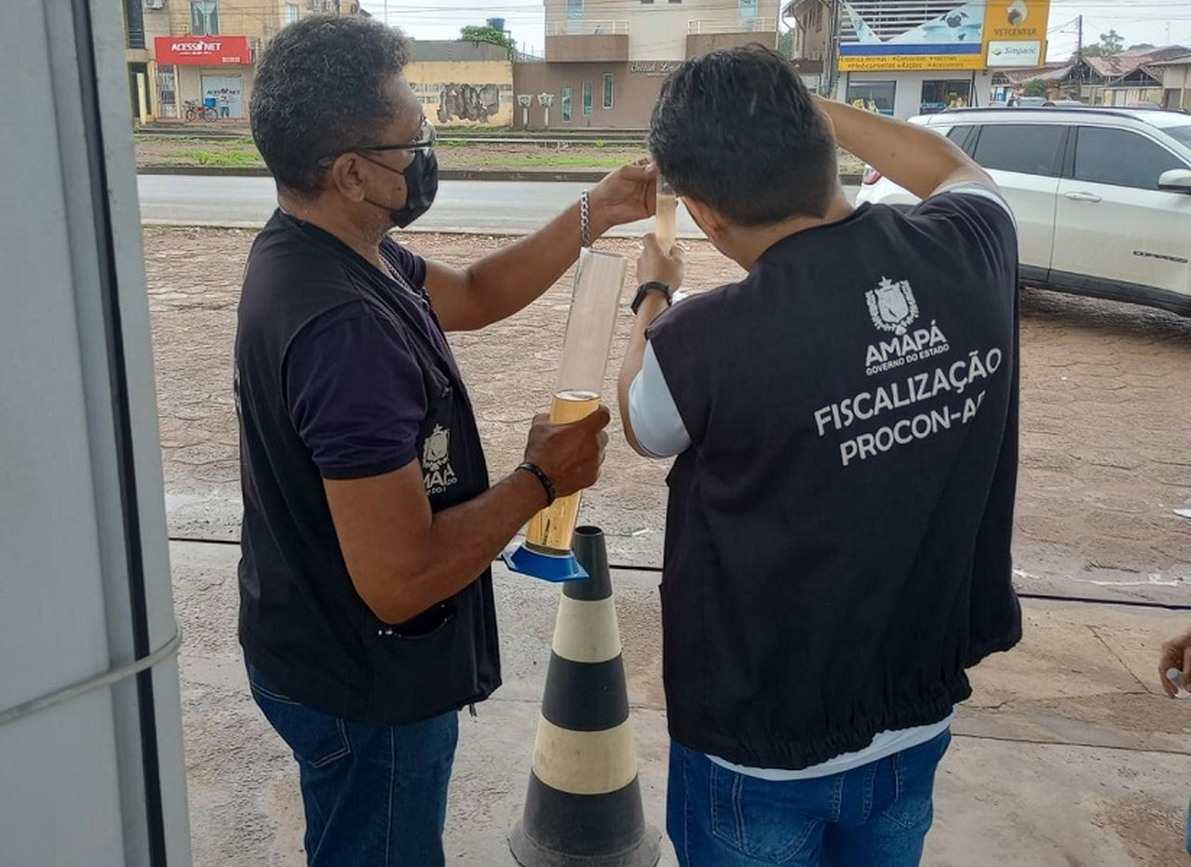 Técnicos realizam teste de qualidade e quantidade de aferição dos combustíveis nas bombas