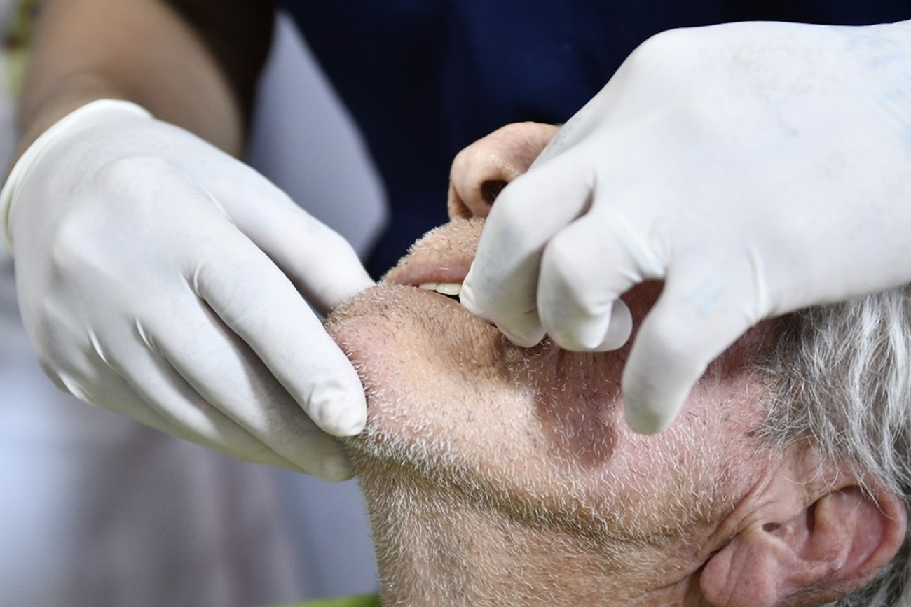 Foram entregues 15 próteses, do total de 39 definidas, pelo Centro de Especialidades Odontológicas (CEO) do estado