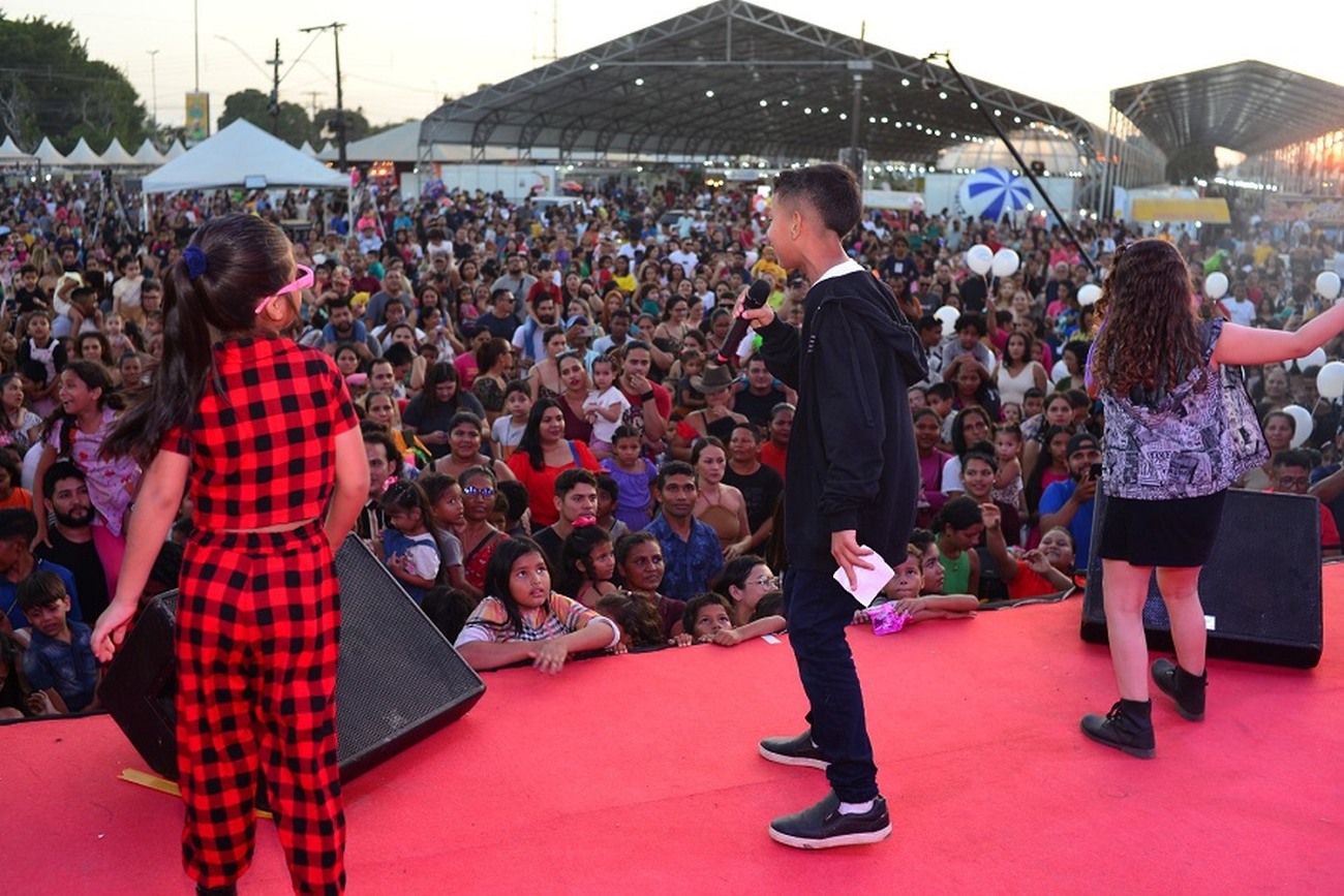 Cantor de 13 anos, que conheceu Gusttavo Lima, viveu a emoção de cantar para milheres de pessoas no Palco da Rainha e Diversidade