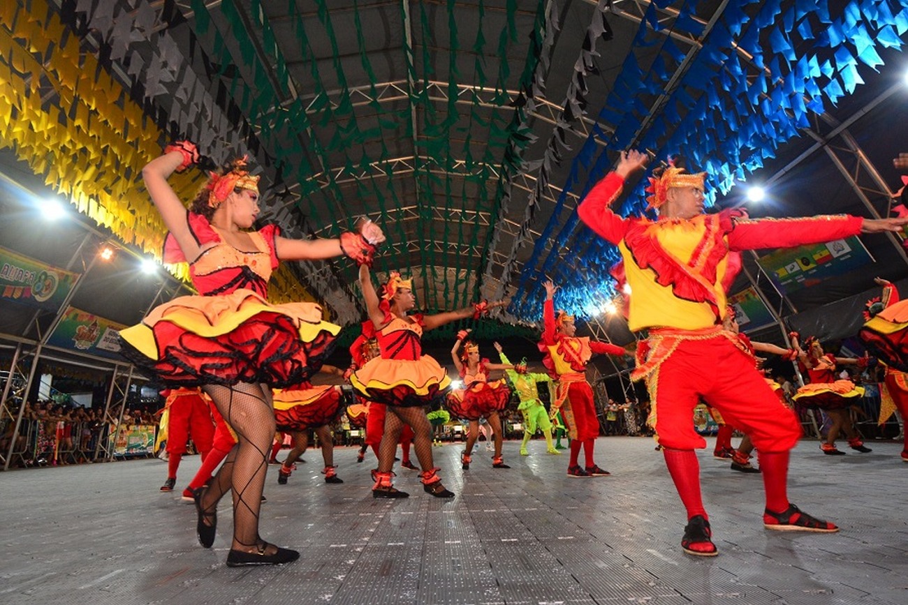 Grupo Flor do Sertão abriu a programação de domingo, 25
