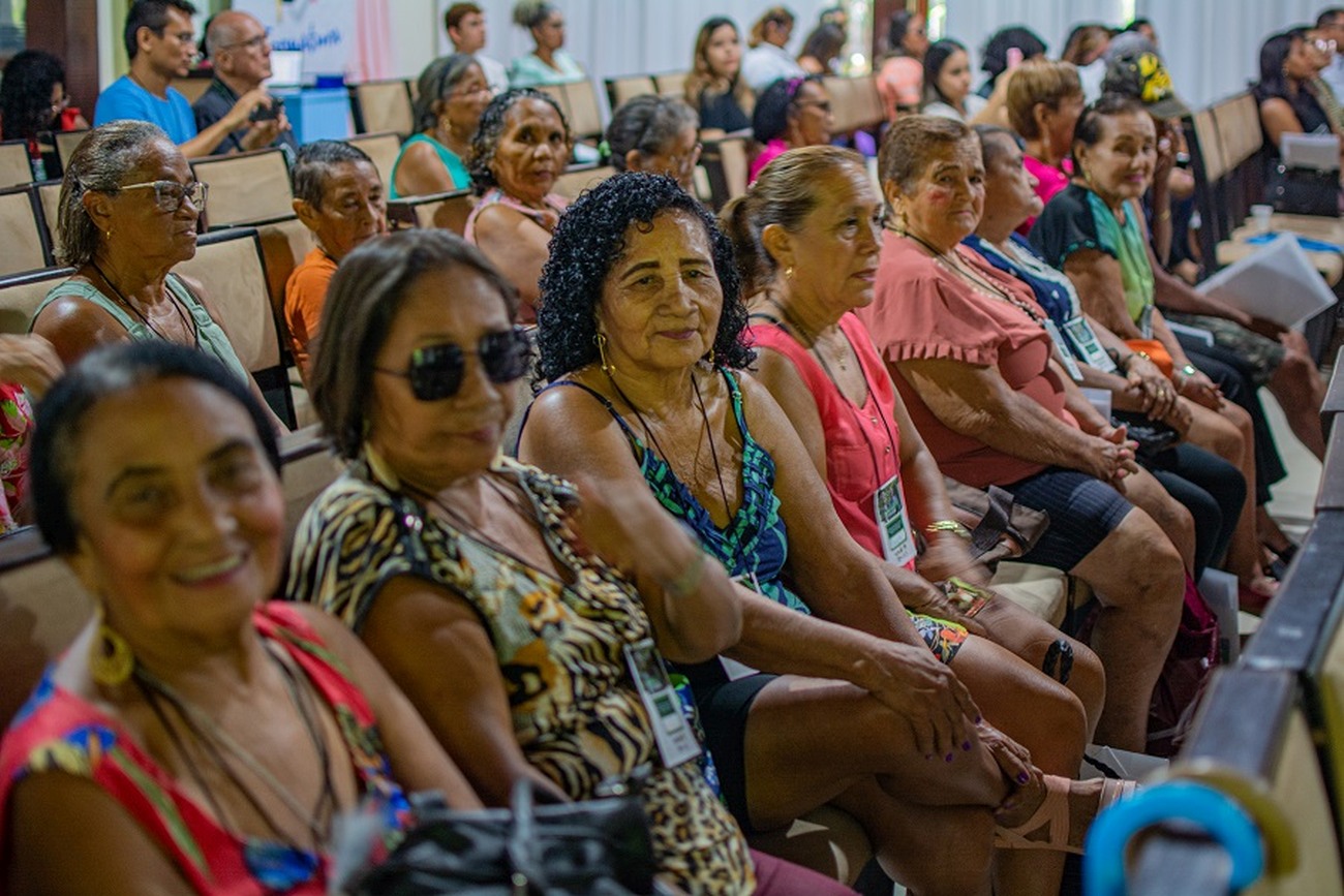 Encontro contou com a presença de grupo de idosos, assistentes sociais, conselheiros de direitos, acadêmicos e gestores públicos