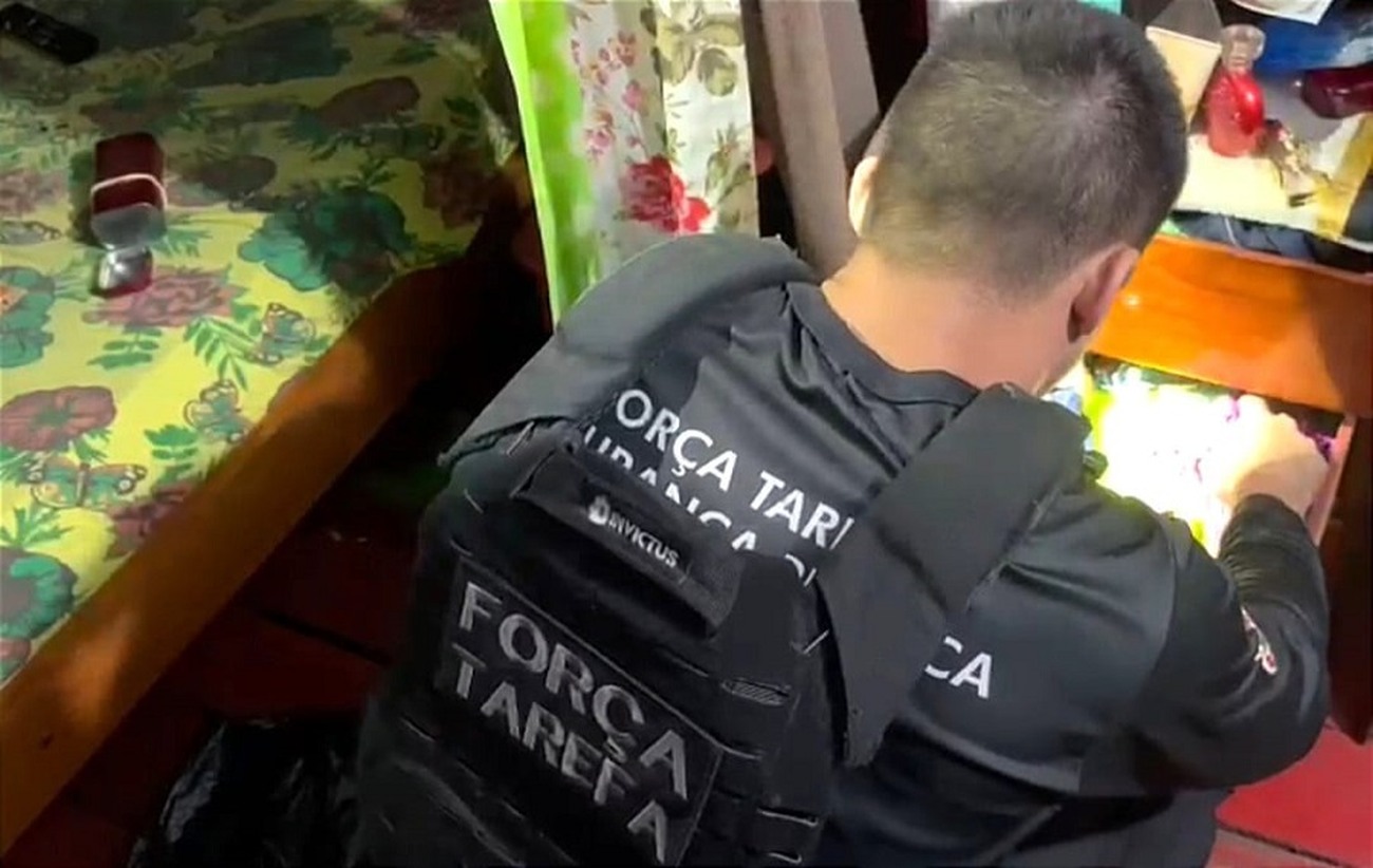 Policiais encontraram material ilícito na casa do suspeito