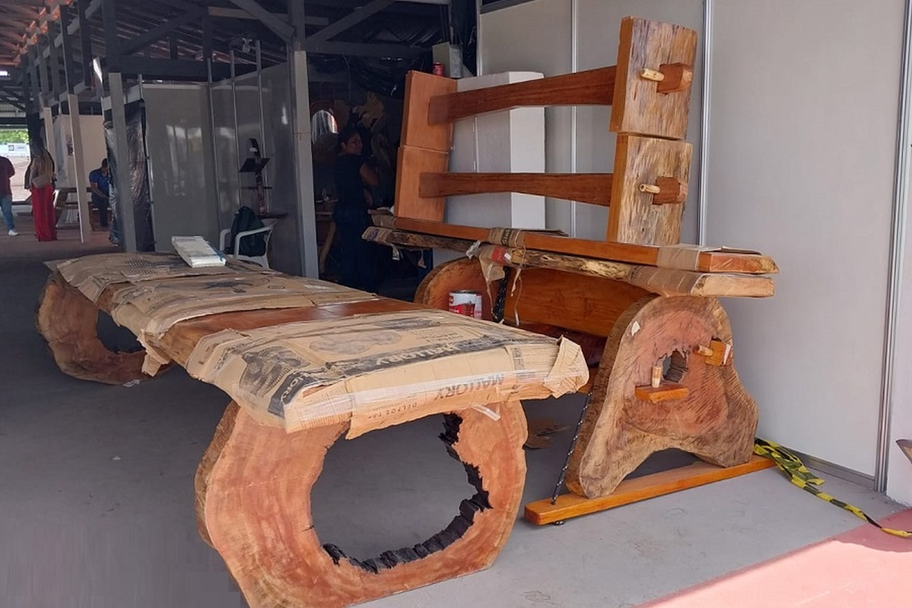 Mesas, cadeiras, quadros e sofás são parte de peças artesanais expostas no Pavilhão do Artesanato