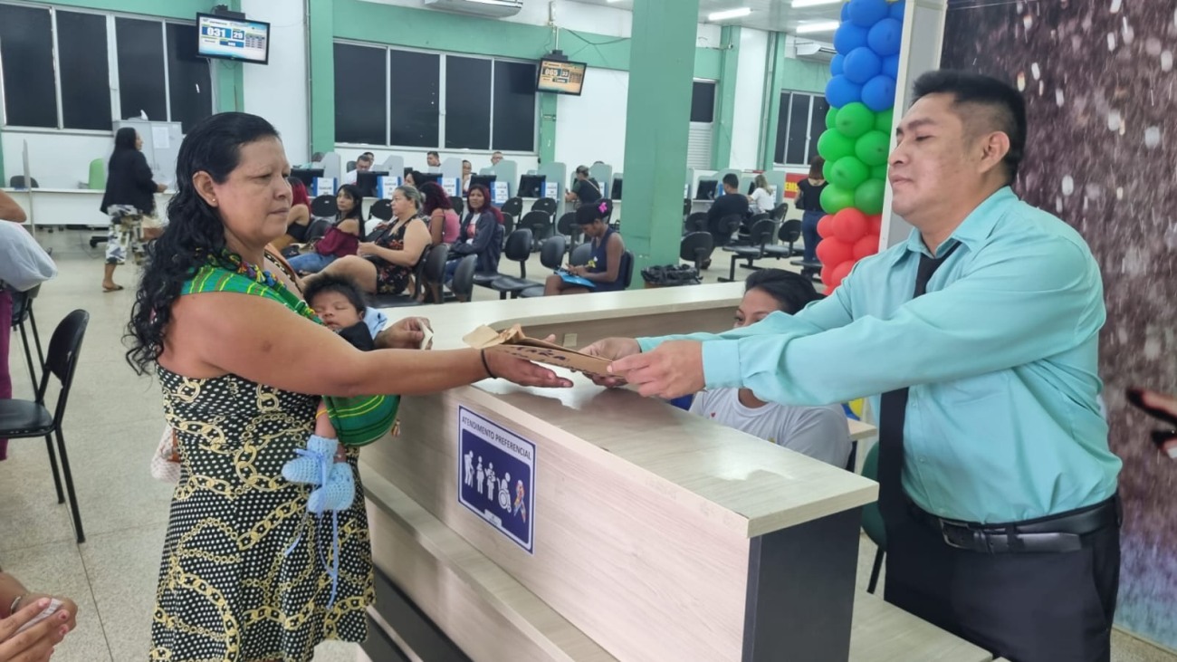 Servidores atendem indígenas na língua originária
