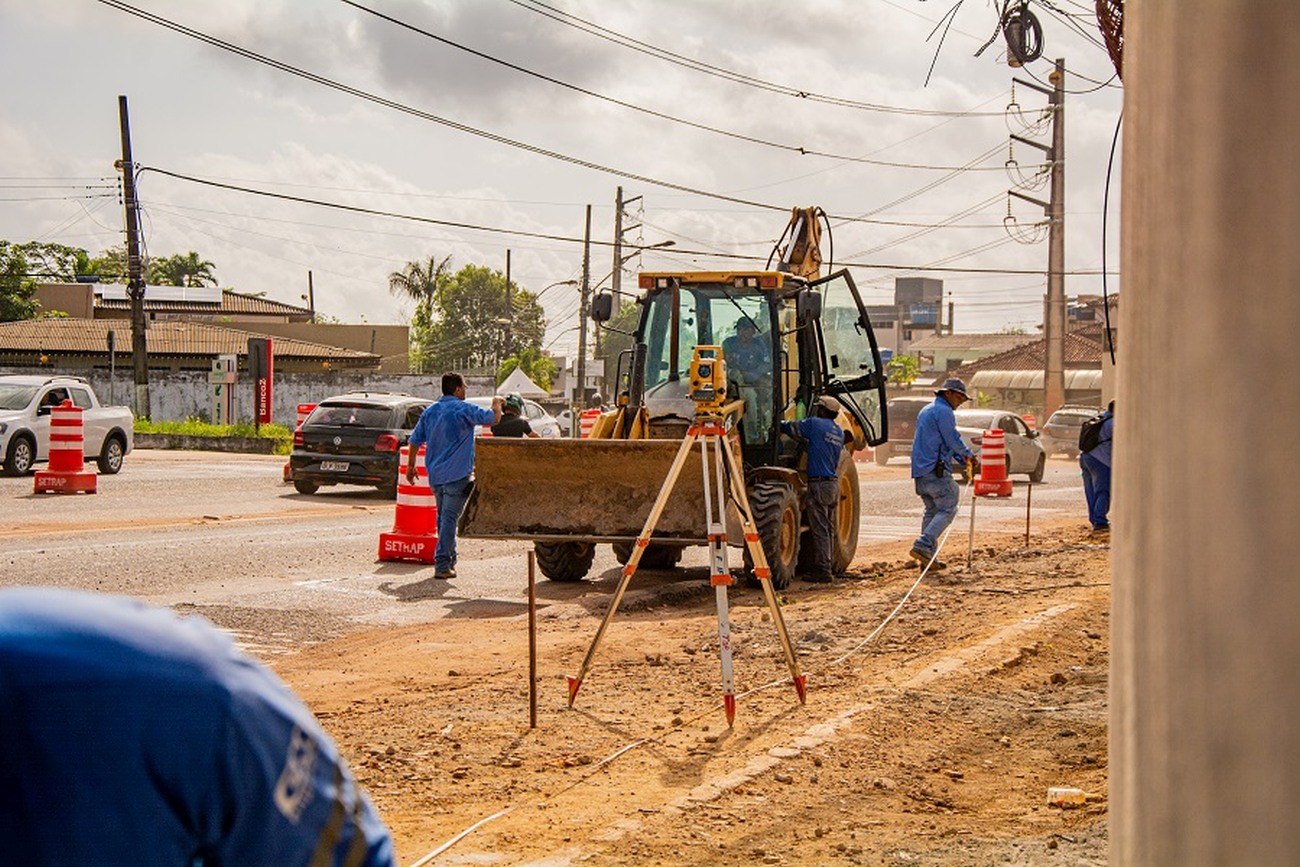 No local estão sendo executados serviços de terraplenagem, drenagem superficial e remoção de postes