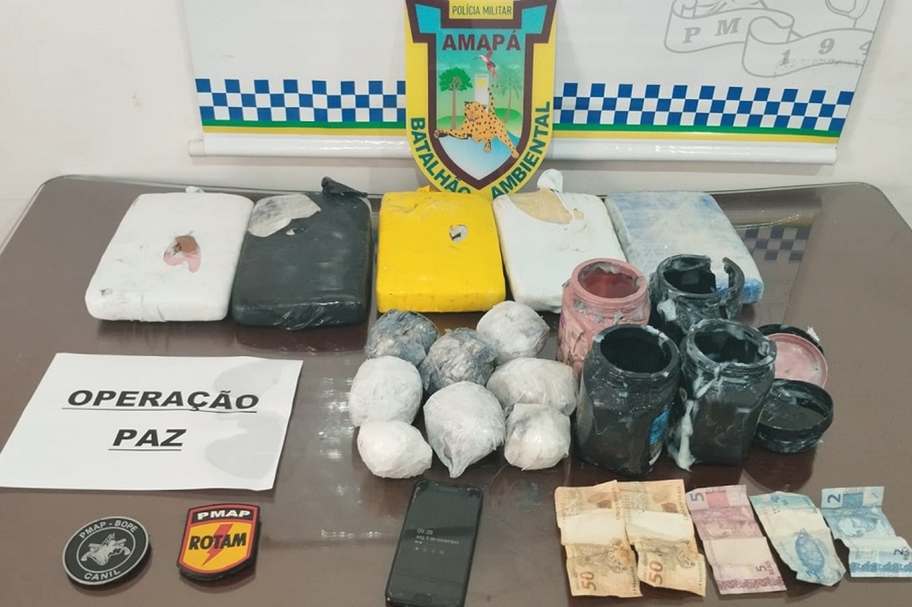 Durante as buscas na embarcação também foram encontrados 5 tabletes de drogas, tipo skank (maconha prensada)
