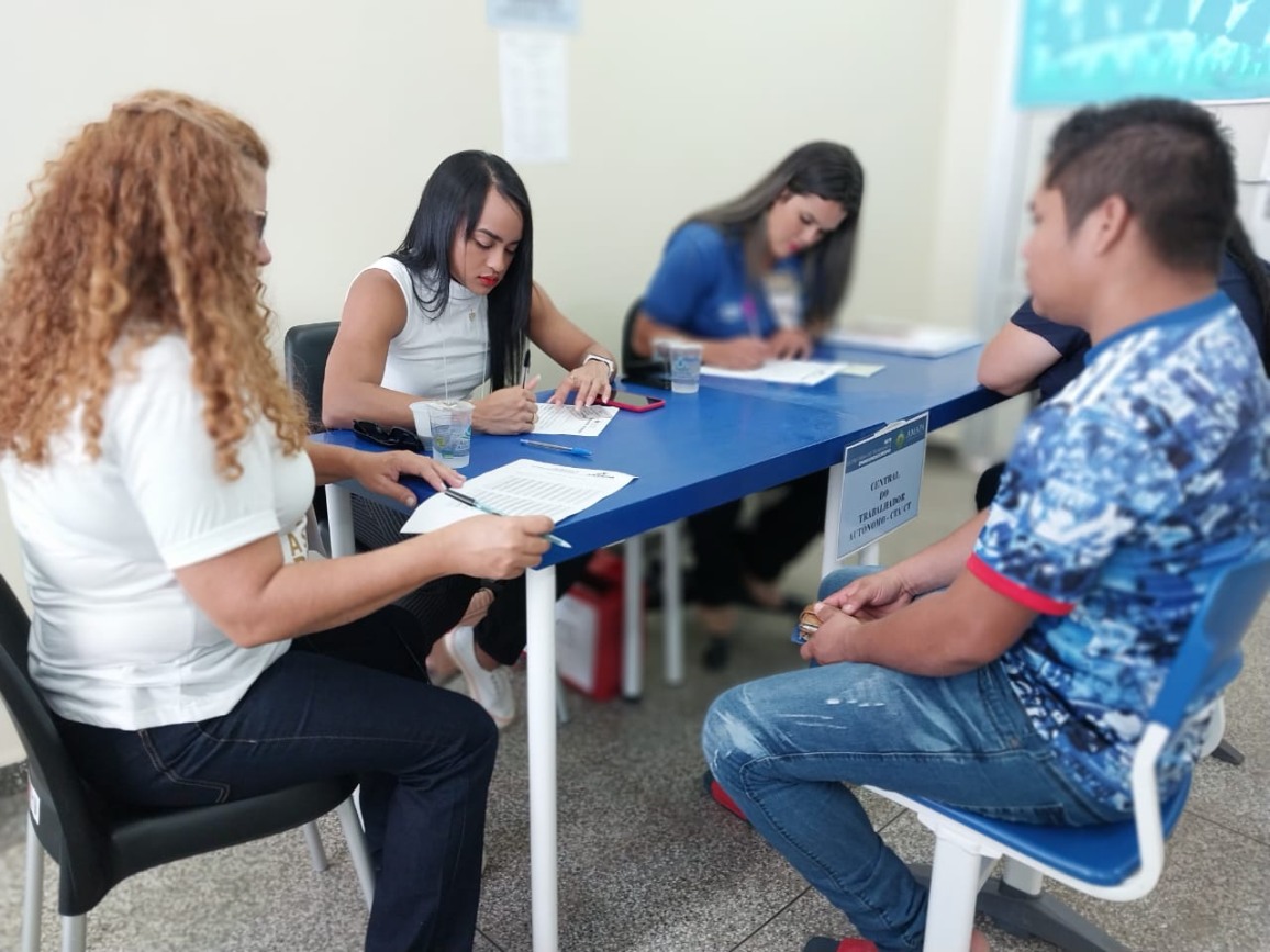 Há oportunidades para profissionais como manicure e açougueiro