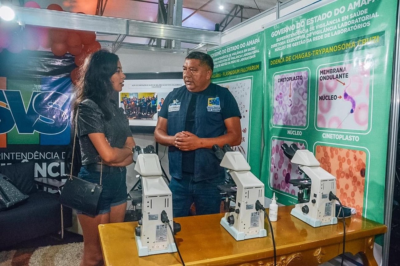 No espaço, equipes do Lacen disponibilizam microscópios para que os visitantes observem as doenças