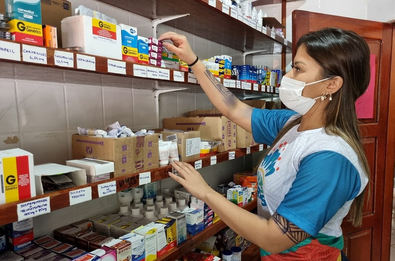A farmacêutica Ingrid Pantoja é responsável por entregar os remédios aos pacientes