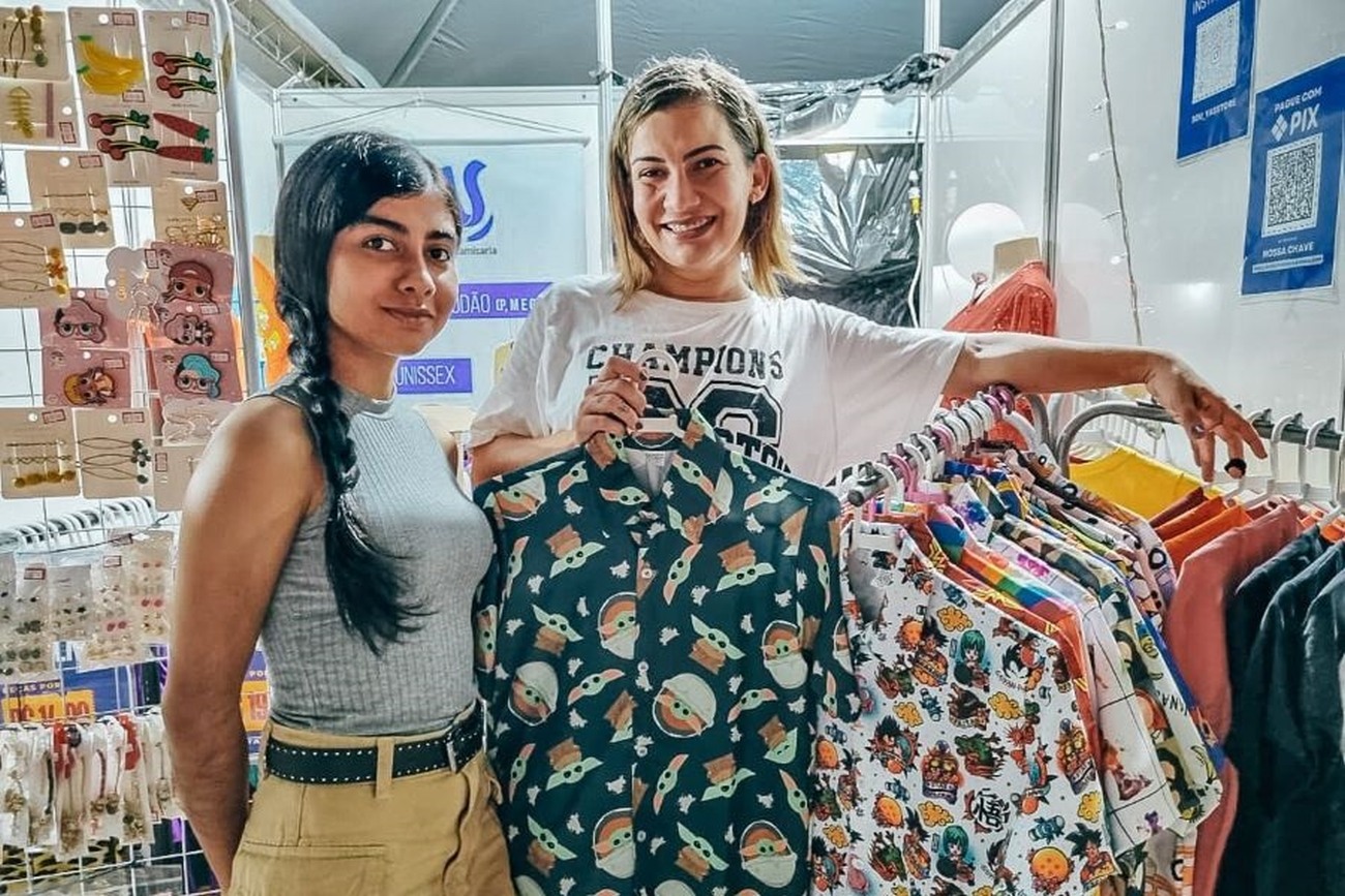 Raíza Vilhena (à direita) trabalhou com a irmã, Yasmim, na venda de camisas na 52ª Expofeira