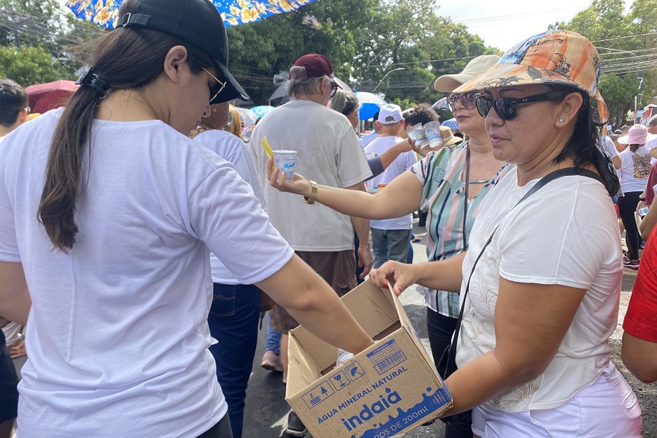 Dulcleide Pantoja, colaboradora da Caesa e sindicalizada na STIU-AP distribuindo água no Círio 2023