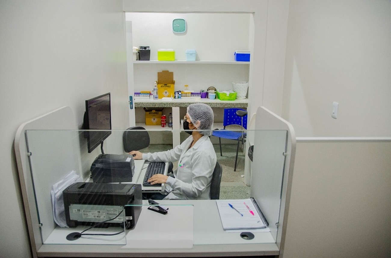 A reforma incluiu troca do piso, forro, rede elétrica, revestimento e mobiliário do espaço e ampliação do corredor.
