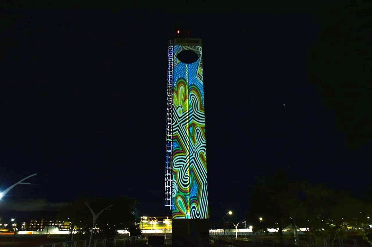 Projeção gráfica no monumento Marco Zero do Equador