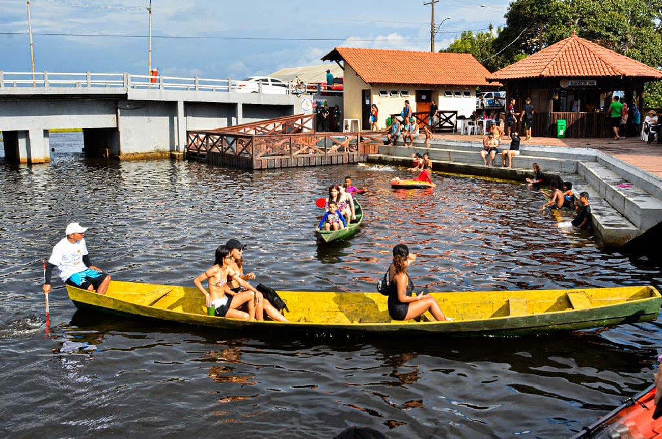 Uma das atividades foi o passeio de canoa pelo rio Curiaú e seus afluentes