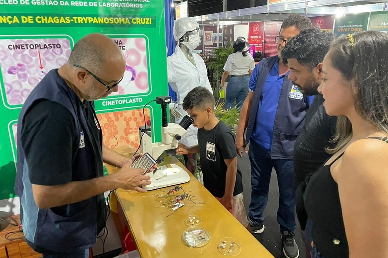 O público pode observar, através de microscópio e lupa, as características do Aedes Aegypt